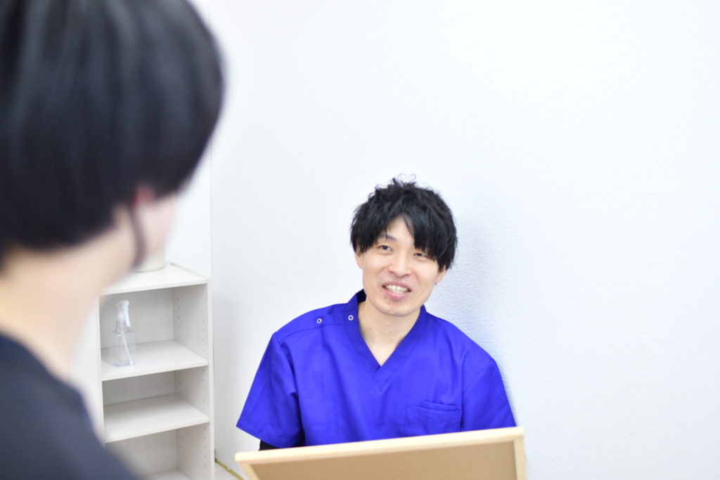 カウンセリングする男性