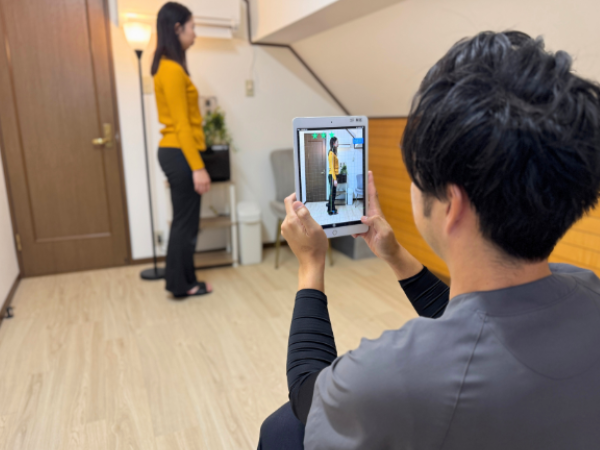 側弯症　検査　姿勢