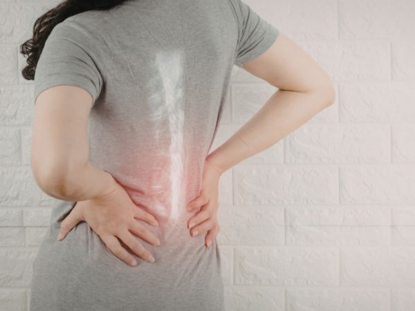 女性 不調 背骨 姿勢