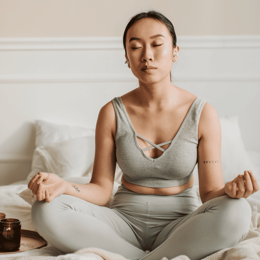 瞑想　ベッド　女性