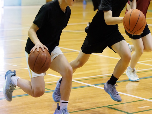 バスケ　膝　スポーツ